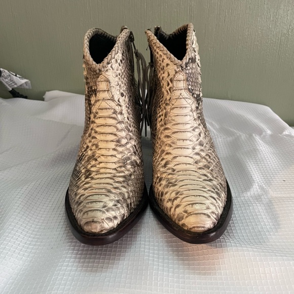 Elegant Snakeskin Pattern Ankle Boots - Picture 2 of 9